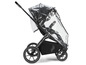 Ein schwarzer Kinderwagen mit einer transparenten Regenhülle.