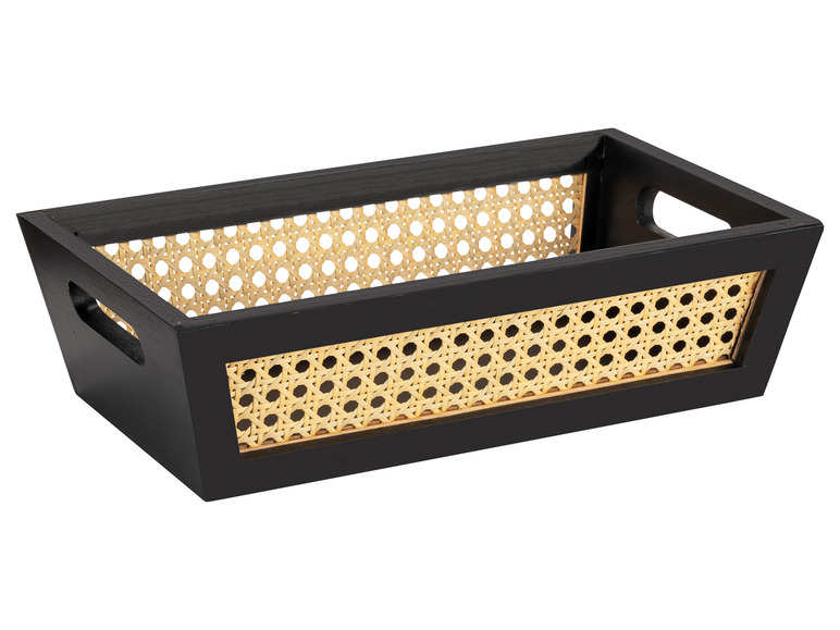 Ein schwarzer Aufbewahrungskorb mit geflochtenem Rattan-Innenraum.