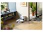 Roborock Saugroboter und Ladestation in einem modernen Wohnzimmer.