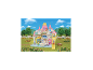 Schlossförmiges Kindergarten-Spielset mit Tierfiguren und Rutsche im Garten.