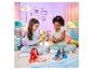 Kinder spielen mit stylischen Rainbow High Puppen.