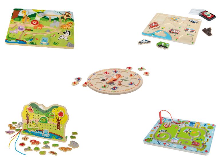 Fünf Holzspielzeuge, darunter ein Tierlabyrinth, Fahrzeugpuzzle, Uhr, Schnürbrett und Perlenlabyrinth.