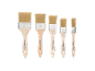 Set aus fünf Malerpinseln in verschiedenen Größen mit Holzgriffen.