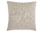 Ein beigefarbenes quadratisches Kissen mit strukturiertem Stoff.