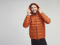 Mann in einer orangefarbenen Jacke mit Kapuze