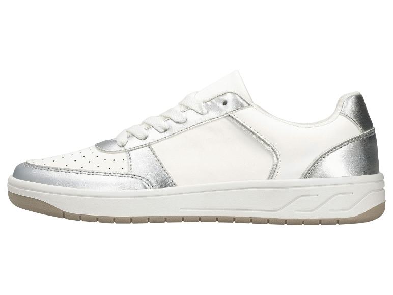 Weiße und silberne Damen-Sneaker auf weißem Hintergrund