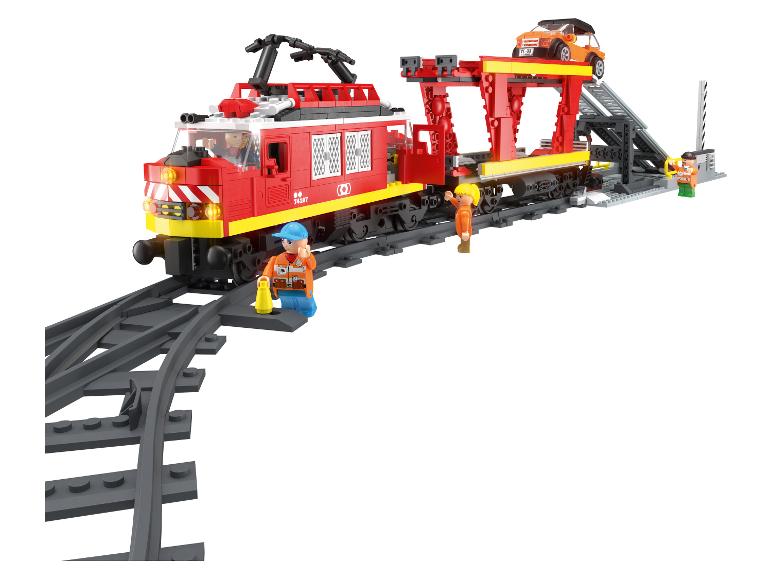 Spielzeugeisenbahn-Set mit roter Lokomotive, Güterwagen mit orangefarbenem Auto und Figuren.