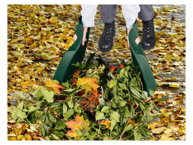 Zwei grüne Laubsammler sammeln Herbstlaub und Gartenabfälle.