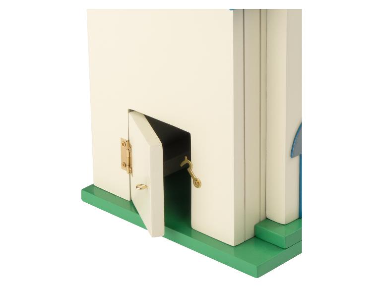 Hölzerner Adventskalender mit offener Tür, die einen kleinen Schlüssel enthüllt.