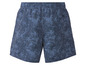 Blaue Badehose mit tropischem Muster.