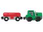 Ein grüner Spielzeugtraktor mit einem roten Anhänger, verbunden.