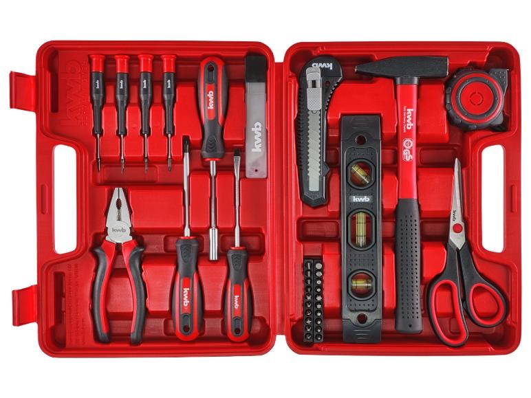 Ein roter Werkzeugkasten mit KWB-Werkzeugen, darunter Schraubendreher, Zange, Hammer, Wasserwaage und Schere.