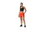 Sportlerin in schwarzem Top und orangenen Shorts.
