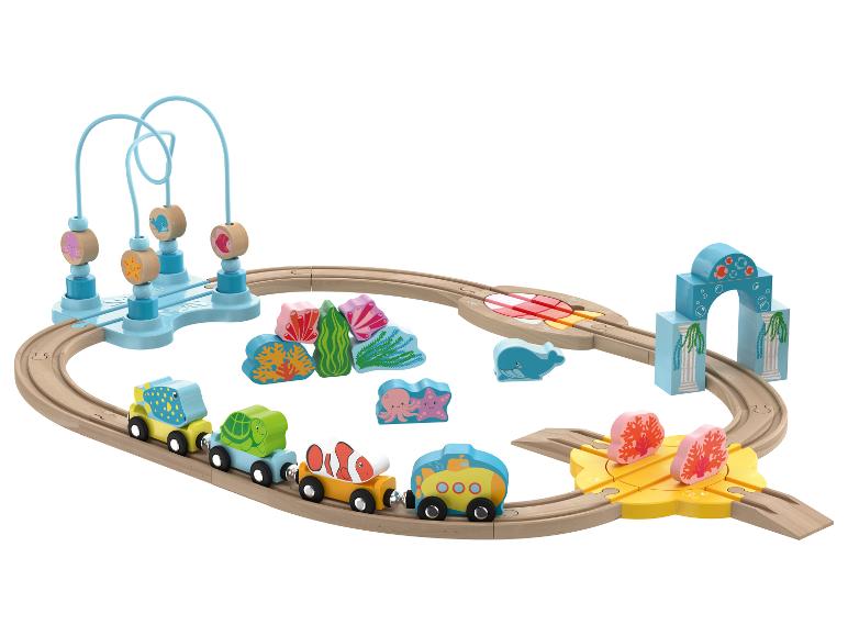 Holzeisenbahn-Set mit Meeresthema, mit Schienen, Zug und Zubehör.