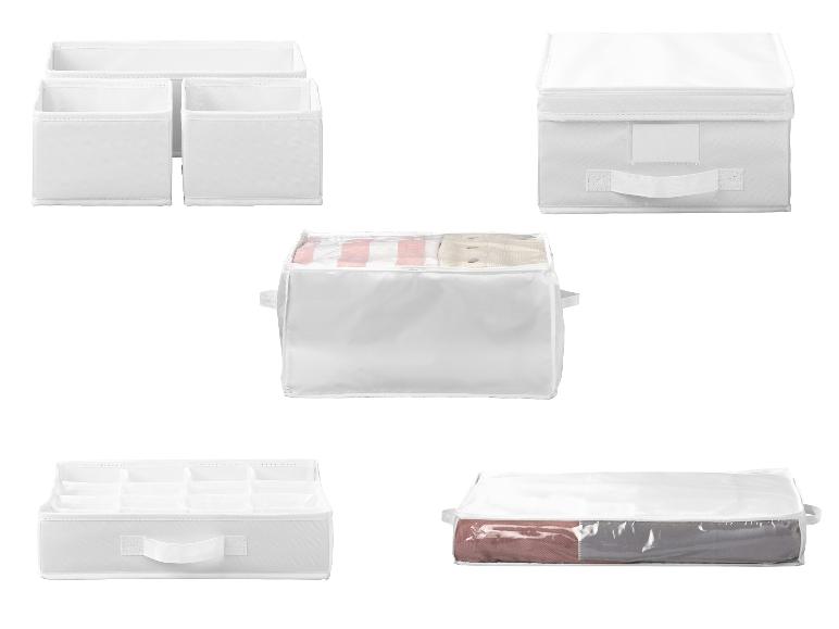 Weiße Stoffaufbewahrungsboxen und -beutel für Kleidung.