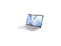 Geöffneter silberner ASUS Vivobook X1704VA Laptop in der Seitenansicht.