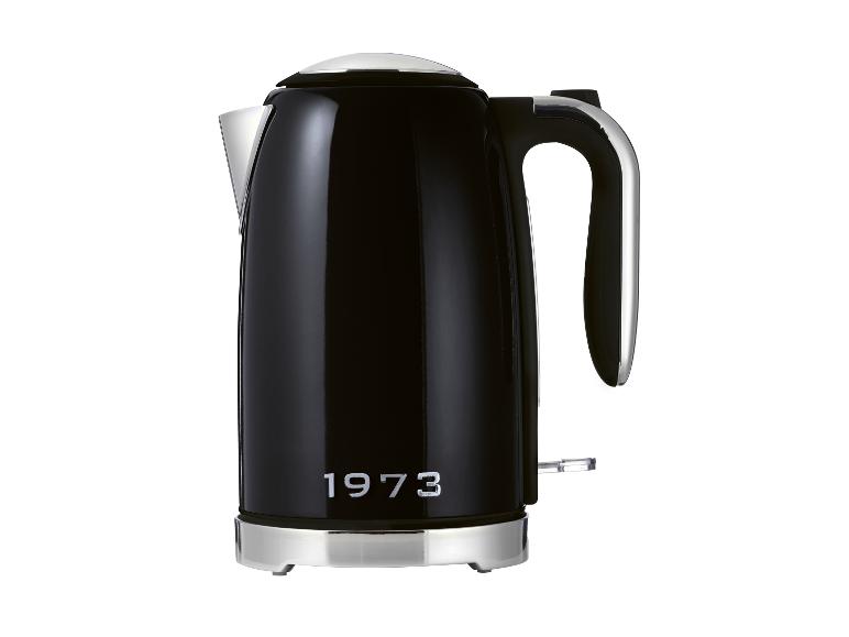 Schwarzer Wasserkocher mit Chromdetails und der Aufschrift „1973“.