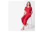 Roter Jumpsuit und weiße Sandalen für Damen.