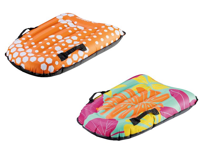 Zwei aufblasbare Bodyboards: eines orange mit weißen Sechsecken, eines mit tropischen Blättern.