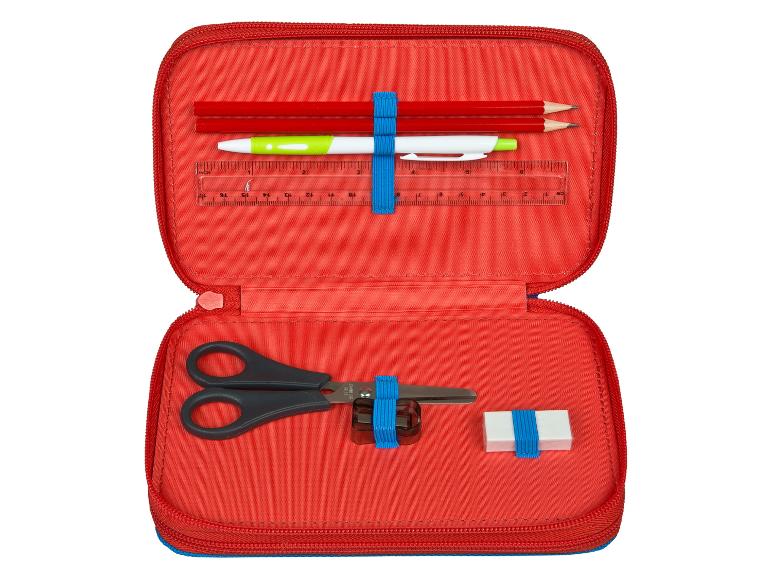 Offene rote Federmappe mit Bleistiften, Stift, Lineal, Schere und Radiergummi.