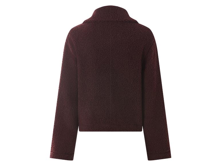 Rückenansicht einer dunkelroten Teddyfleecejacke mit Stehkragen.