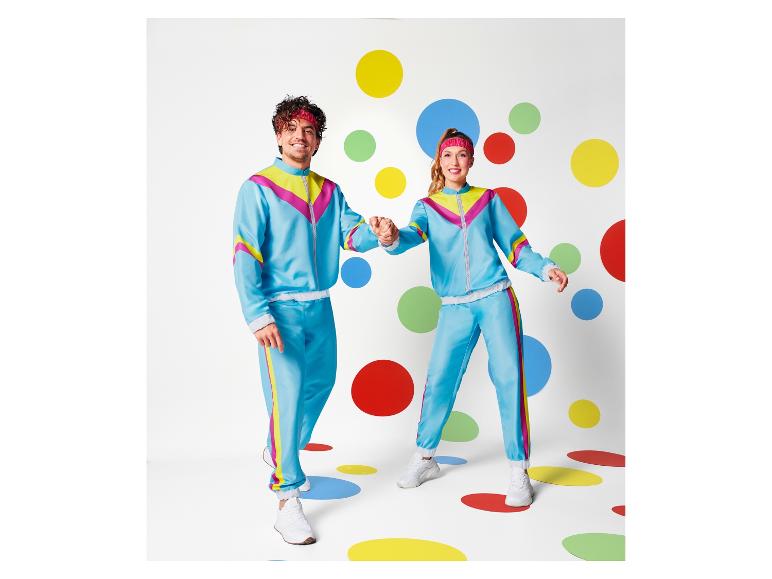 Zwei Personen tragen blaue Trainingsanzüge mit Neonfarben-Akzenten.