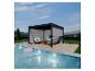 Pergola mit Seitenrollos neben einem Pool mit rosa Flamingo.