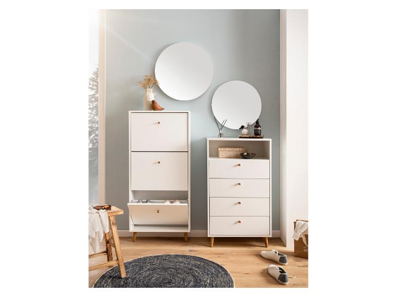 Weiße Flurmöbel mit Holzdetails, inklusive Schuhschrank, Kommode und runden Spiegeln.