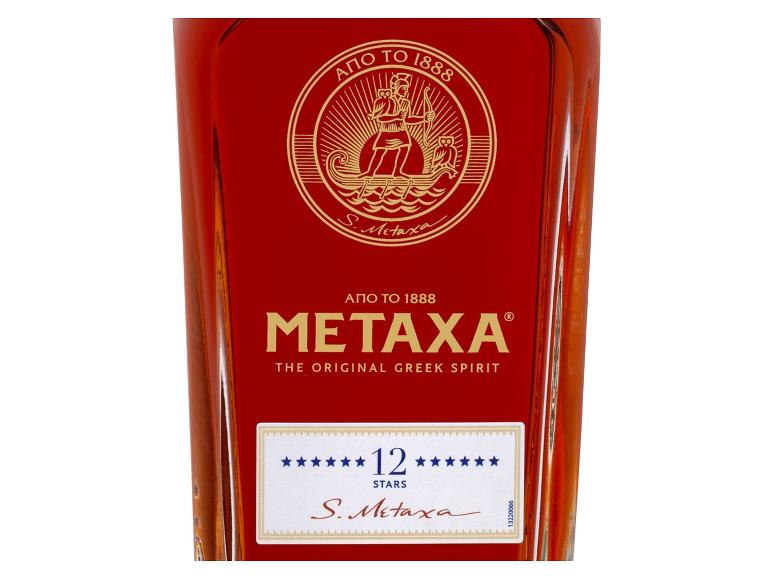 Bernsteinfarbene griechische Spirituosenflasche mit goldenem Logo und der Aufschrift „12 STARS“.
