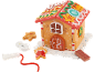 Holzspielzeug in Form eines weihnachtlichen Lebkuchenhauses mit Figuren.