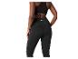 Frau von hinten in schwarzen Sportleggings und Sport-BH.