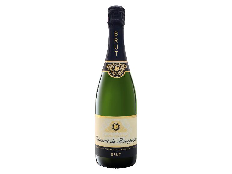 Grüne Flasche Sekt mit schwarzem und goldenem Etikett, auf dem „BRUT“ steht.