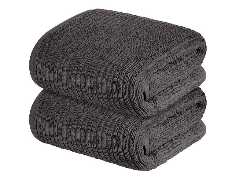Zwei dunkle Handtücher, gerippte Textur.