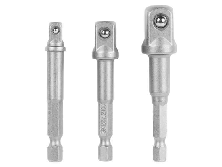 Drei Metall-Bohrerverlängerungen für eine Bohrmaschine.