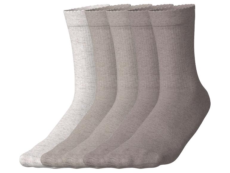 Sechs Paar Socken in verschiedenen Beige- und Brauntönen.