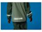 Rückseite einer dunkelgrünen Regenjacke und -hose mit reflektierenden Streifen.