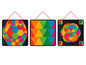 Drei magnetische Tafeln mit geometrischen Formen in leuchtenden Farben.