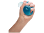 Hand drückt einen blauen Stressball.