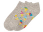 Zwei Paar graue Socken mit Eiscreme-Muster.