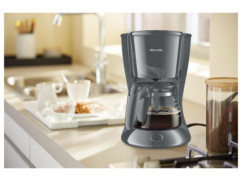 Philips Kaffeemaschine auf einer Küchenzeile mit Tassen und Keksen.