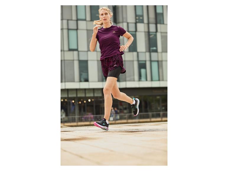 Frau beim Joggen in Sportkleidung und Laufschuhen.