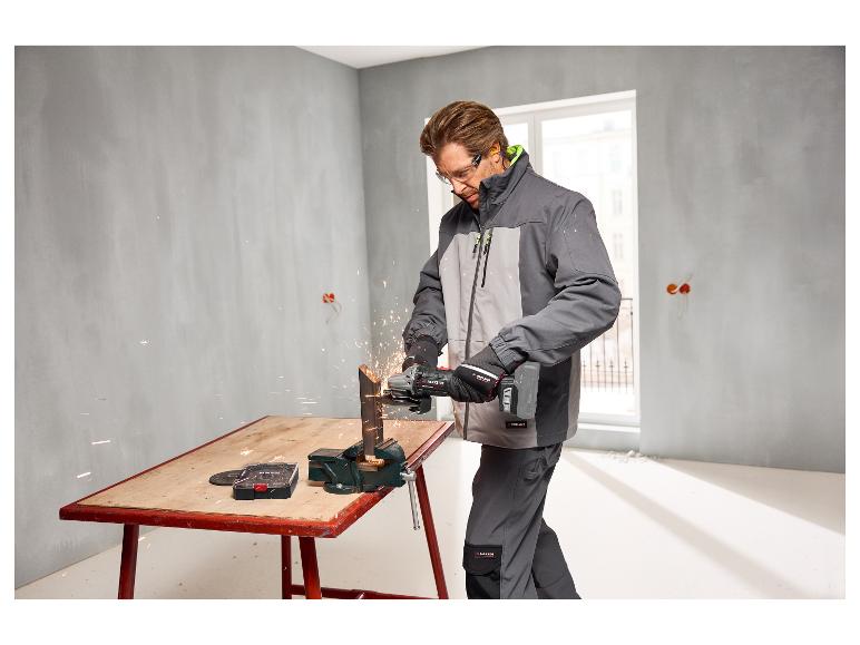 Mann verwendet PARKSIDE PERFORMANCE® Metall-Trennscheiben zum Schneiden von Metall.