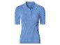 Hellblaues geripptes Poloshirt mit kurzen Ärmeln und weißem Kragenbesatz