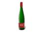 Grüne Weinflasche mit rotem Etikett und rotem Verschluss, Text „VO RIESLING FEINHERB“