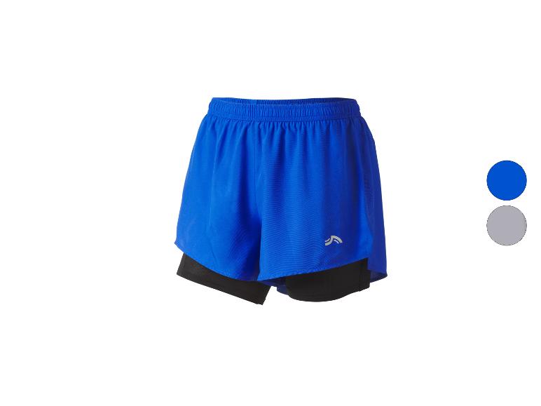 Blaue Sportshorts mit schwarzen Innenshorts und Logo