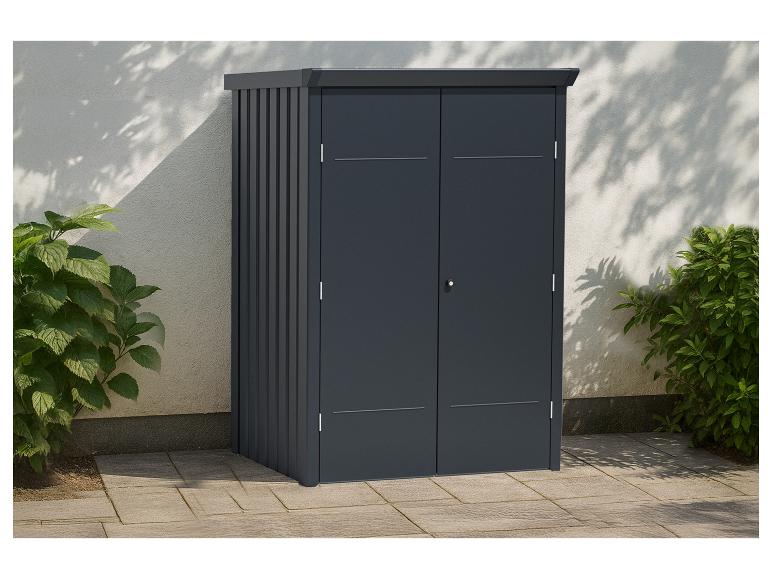 Dunkelgrauer Gartenschrank mit Doppeltüren auf einer Terrasse mit Pflanzen und Schatten.