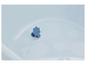 Eine blaue Babybadewanne mit einem sternförmigen Stopfen der Marke BabyBjörn.