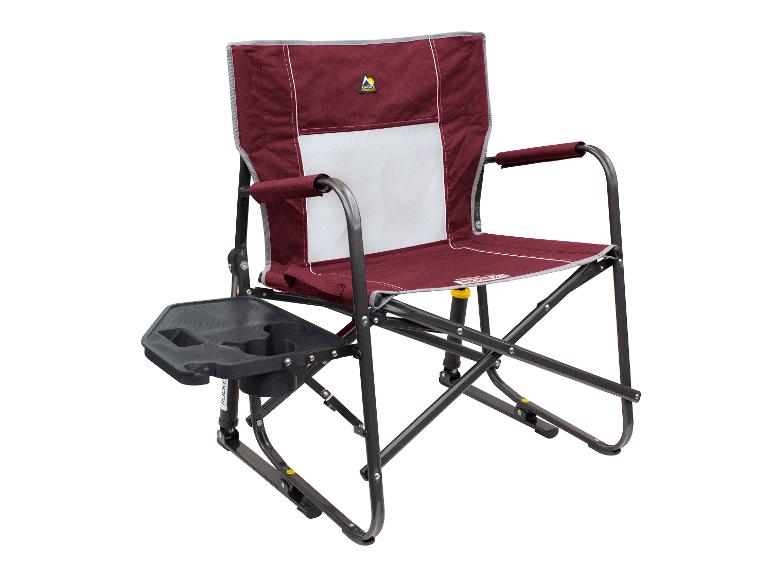 Ein roter GCI Outdoor-Schaukelstuhl mit einem Beistelltisch.