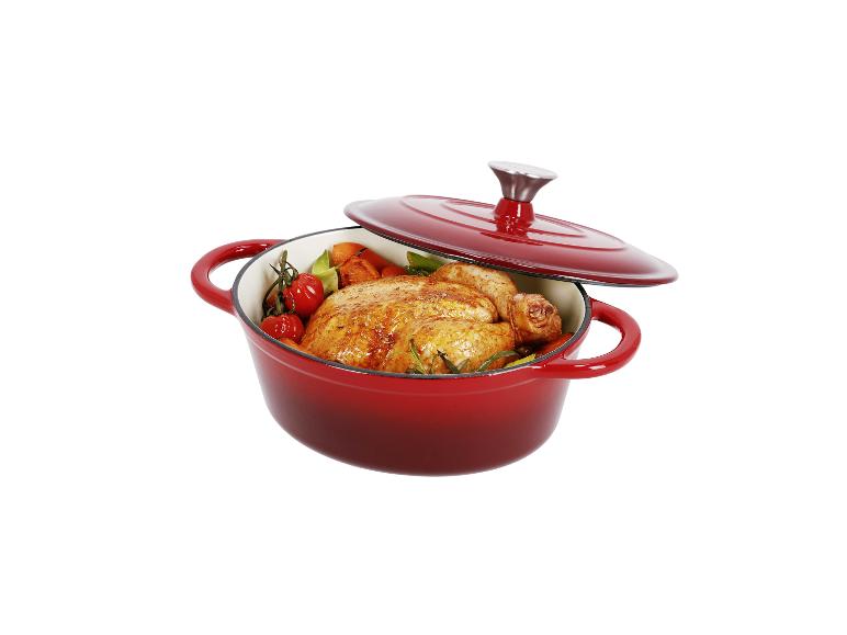 Roter gusseiserner Topf mit Hähnchen und Gemüse.
