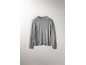 Klassischer grauer Strickpullover mit Rundhalsausschnitt.